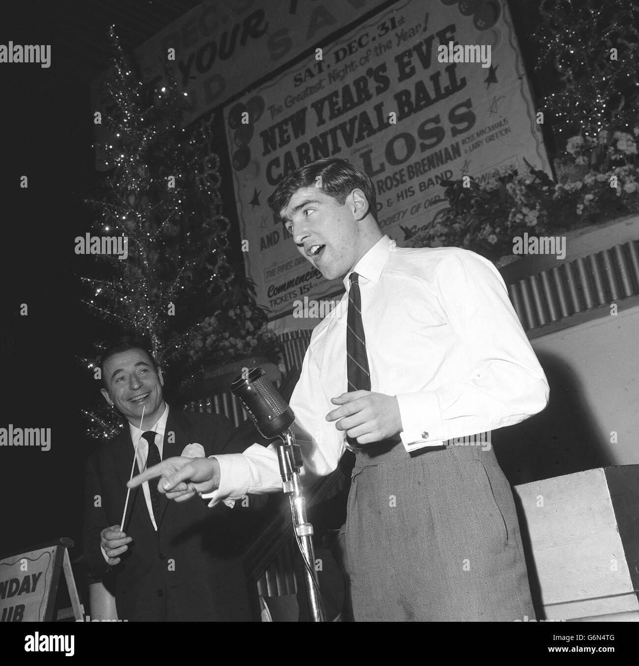 6 janvier - né ce jour - 1943 Chelsea demi-back Terry Venactive, 17 ans, se prépare pour ses débuts en tant que chanteur. Avec le chef de groupe Joe Loss, il répète au Hammersmith Palais, à Londres, pour sa première apparition ce soir. Il écrit certaines de ses propres chansons. Banque D'Images
