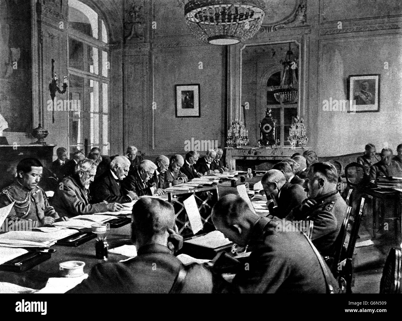 En ce jour de 1919, les pourparlers de paix pour mettre fin à la première Guerre mondiale commencent au Palais français de Versailles. Banque D'Images