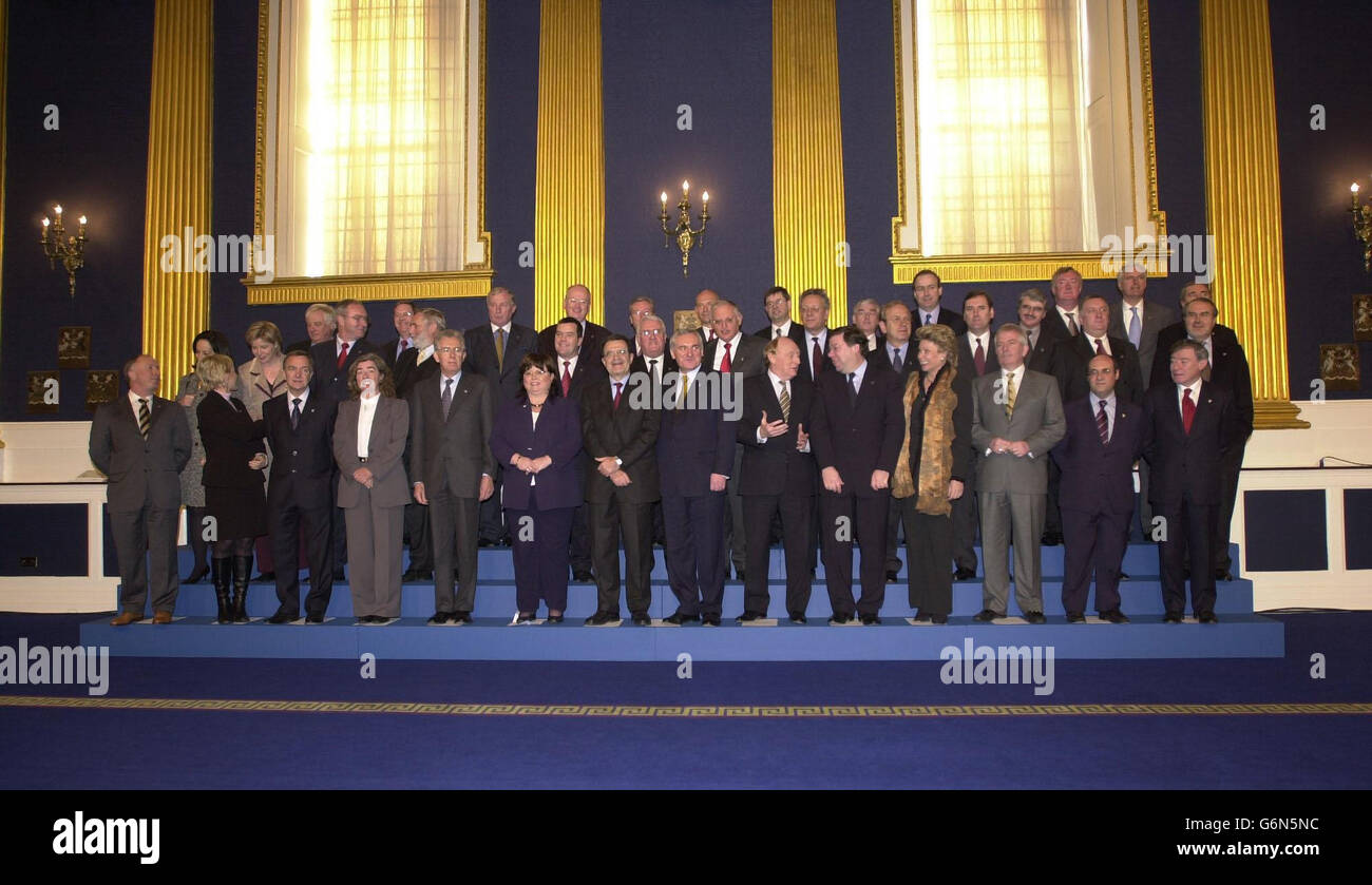 Les membres réunis de la Commission européenne et la présidence irlandaise du Conseil, posant pour les cameramen au château de Dublin, en République d'Irlande, avant une réunion de lancement traditionnelle de la Commission européenne. Plusieurs réunions entre les ministres se tiendront au château de Dublin dans un climat de sécurité étroite à la suite de l'explosion de deux bombes à lettres au siège du syndicat à Bruxelles hier. Banque D'Images