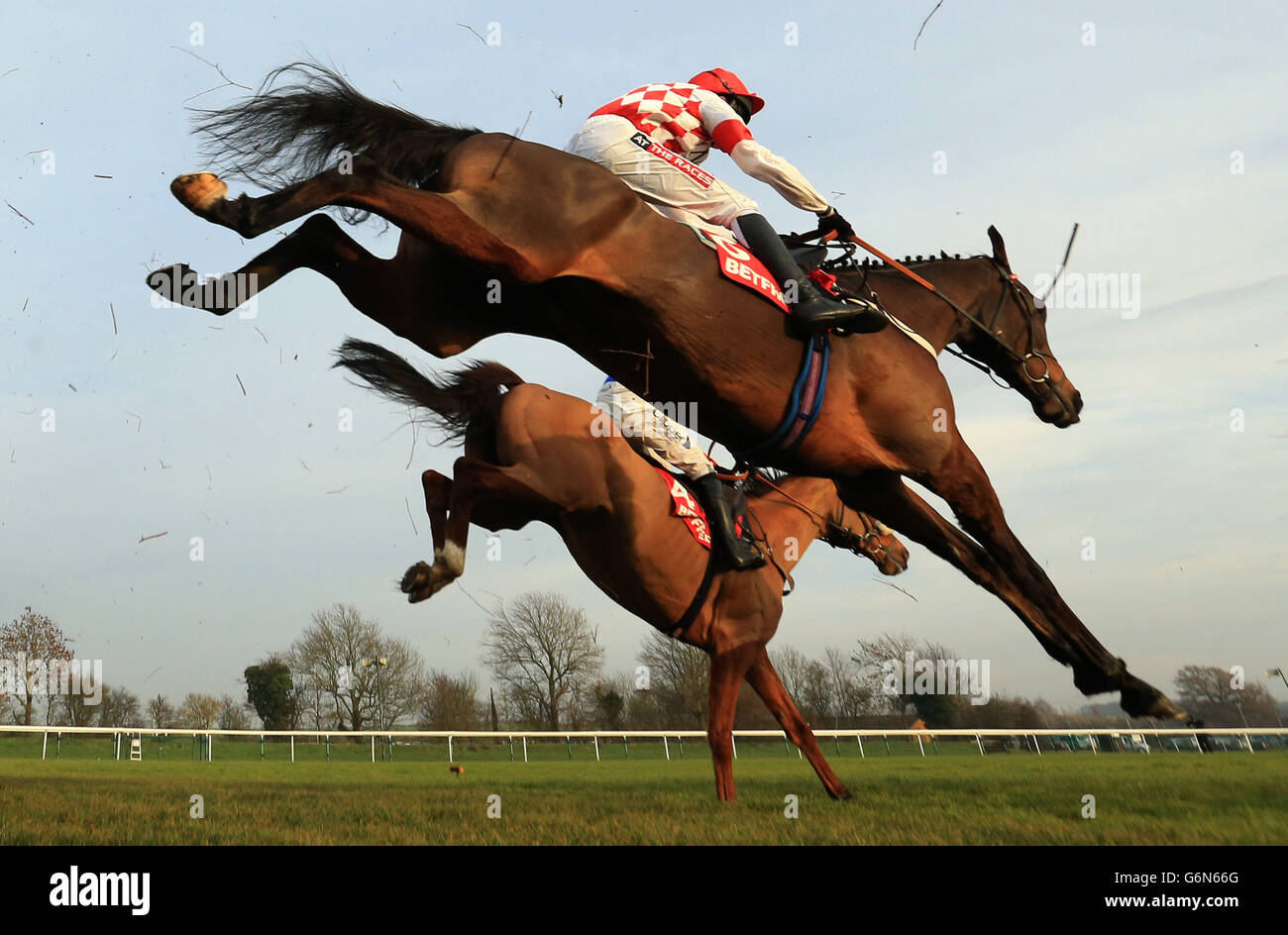 Le Riverside Theatre, monté par Barry Geraghty, remporte le Betfred Peterborough Steeple Chase à l'hippodrome de Huntingdon. Banque D'Images