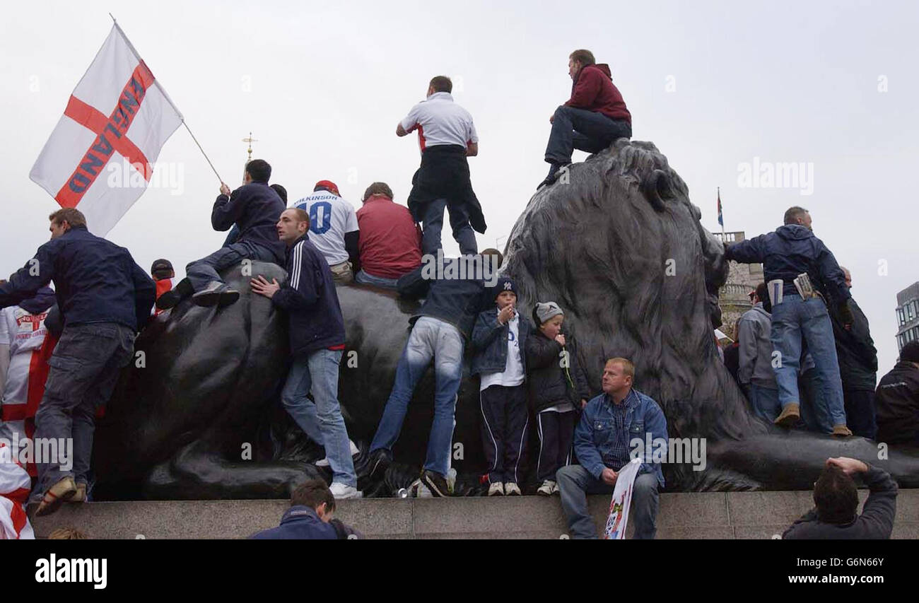 Les fans attendent à Trafalgar Square, dans le centre de Londres, tandis que l'équipe gagnante de la coupe du monde de rugby en Angleterre visite le centre de la ville. Les supporters de tout le pays devraient converger vers la capitale pour honorer les champions du monde de rugby de l'Angleterre lorsqu'ils voyageront en ville sur deux bus à toit ouvert et se termineront par un rallye à Trafalgar Square. Banque D'Images