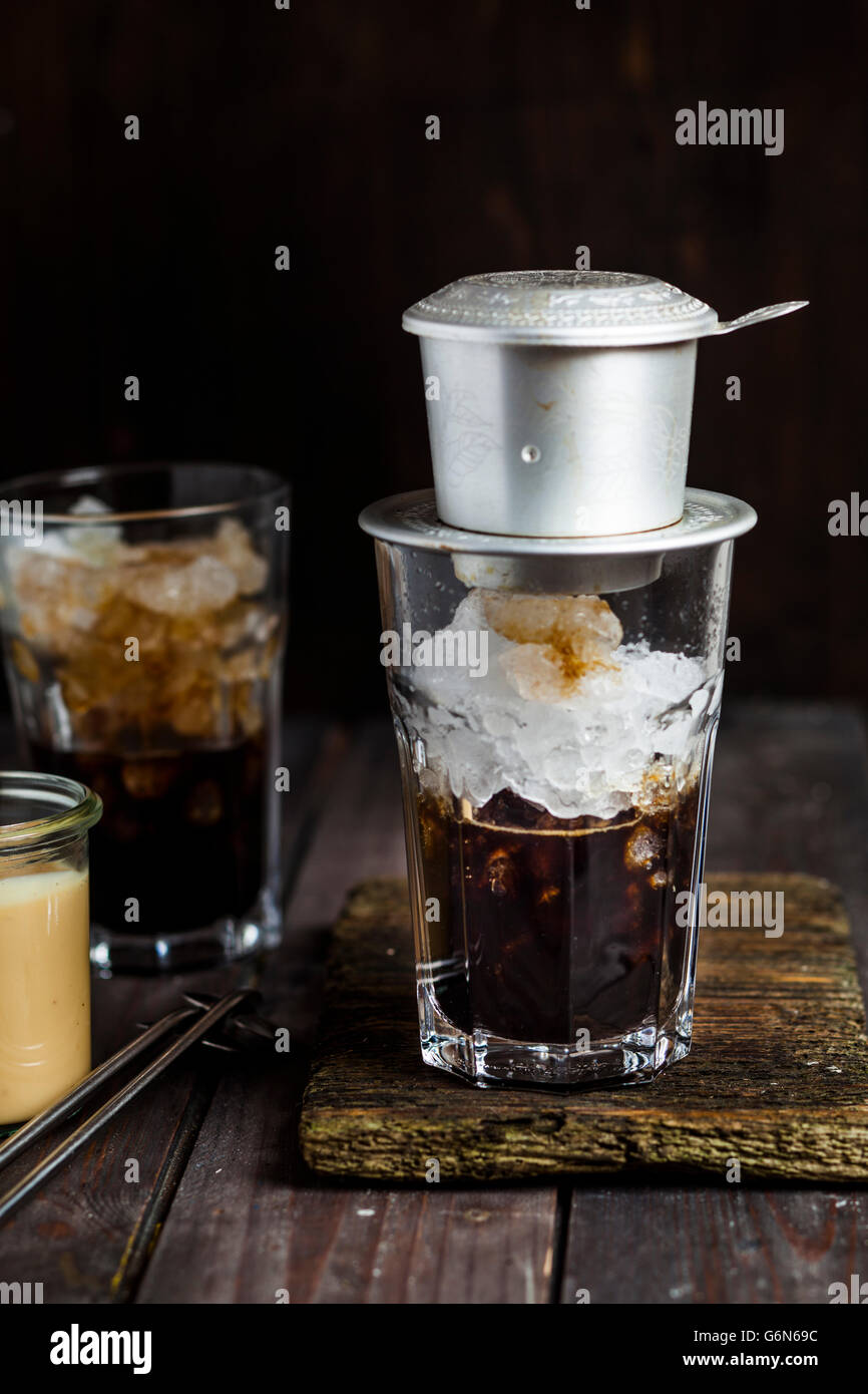 Préparation du café glacé vietnamien, filtre à café Banque D'Images