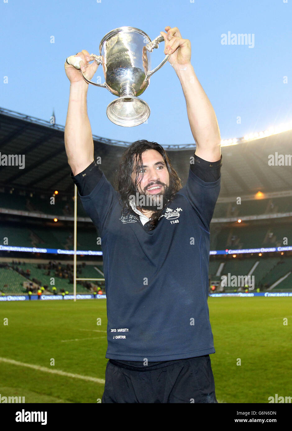 Le capitaine d'Oxford John carter lève le trophée après la victoire lors du match Varsity 2013 à Twickenham, Londres. Banque D'Images
