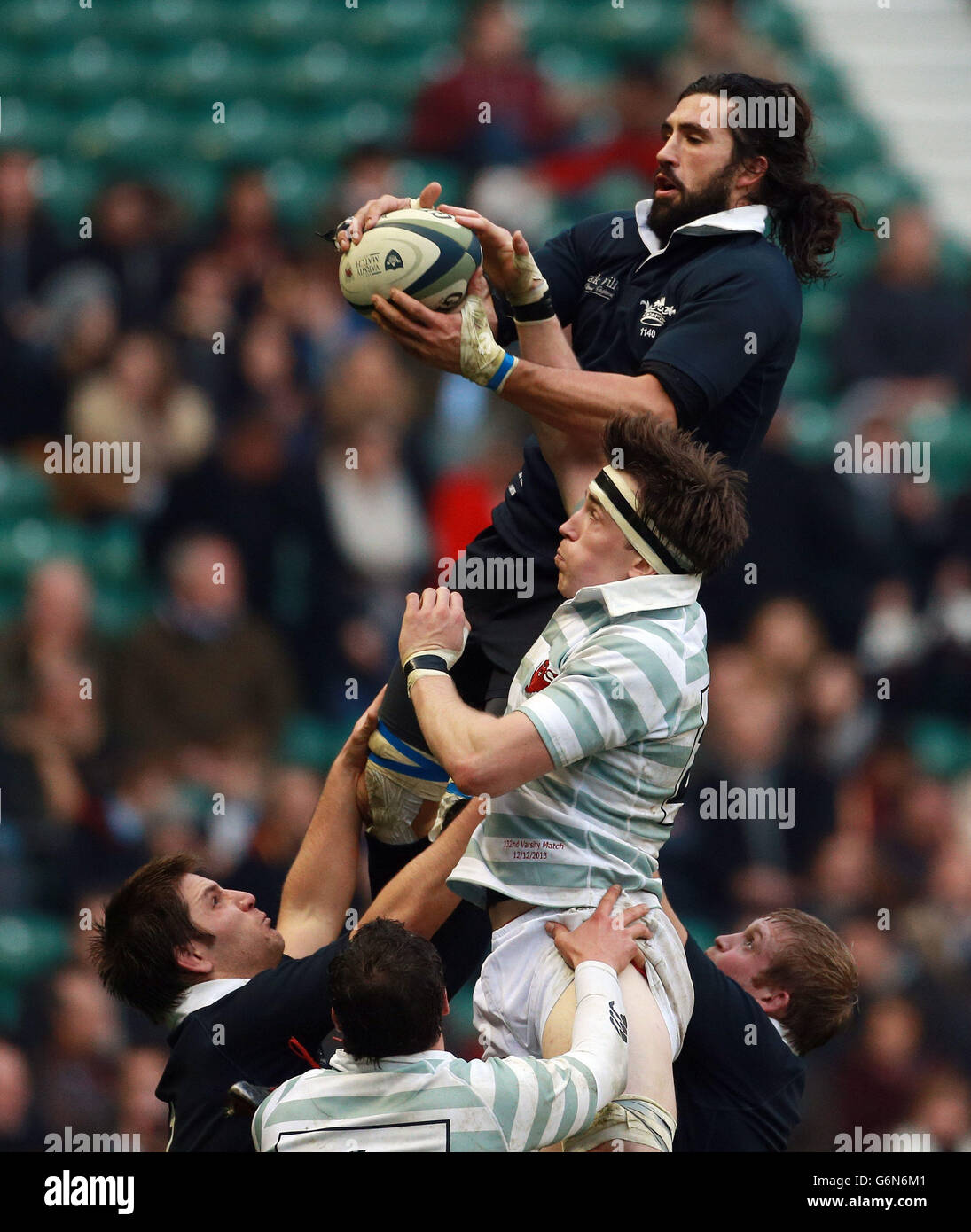 Rugby Union - 2013 Varsity Match - Oxford / Cambridge - Twickenham.John carter, d'Oxford, remporte une file d'attente lors du match Varsity de 2013 à Twickenham, Londres. Banque D'Images