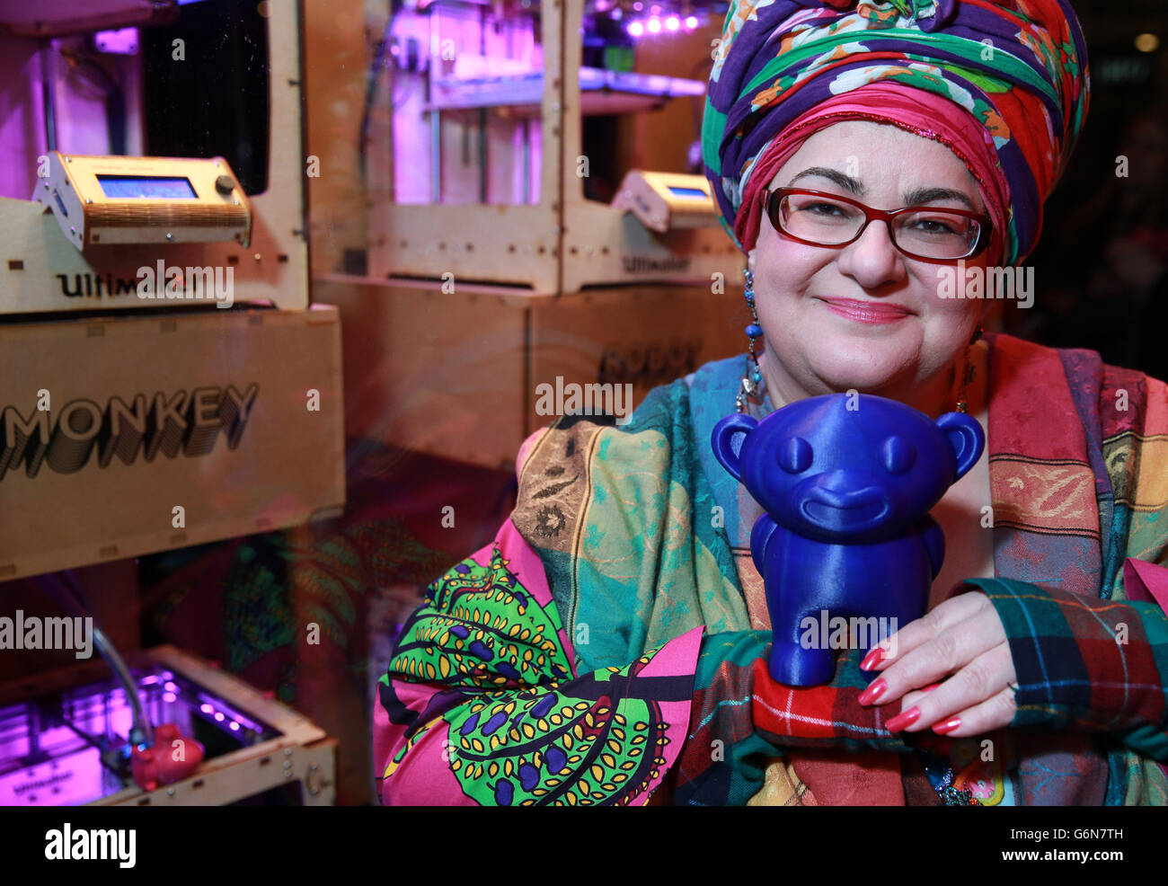 Camila Batmanghelidjh, la fondatrice et directrice générale de Kids Company, participe au lancement de Print Happiness, un magasin éclair de Soho à Londres, qui imprimera des jouets 3D pour les enfants vulnérables à Noël. Banque D'Images