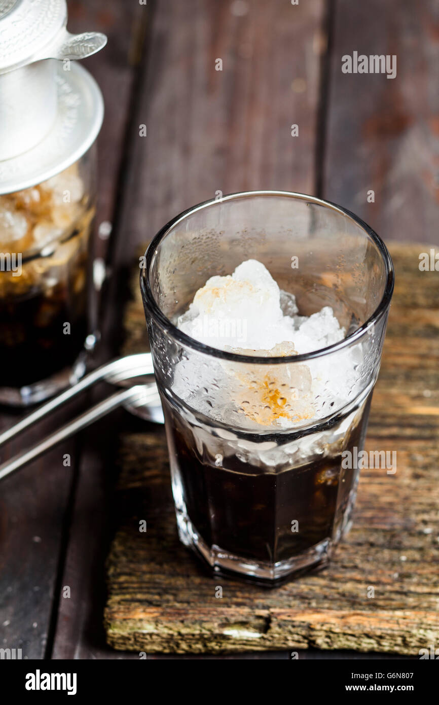 Préparer le café glacé vietnamien Banque D'Images