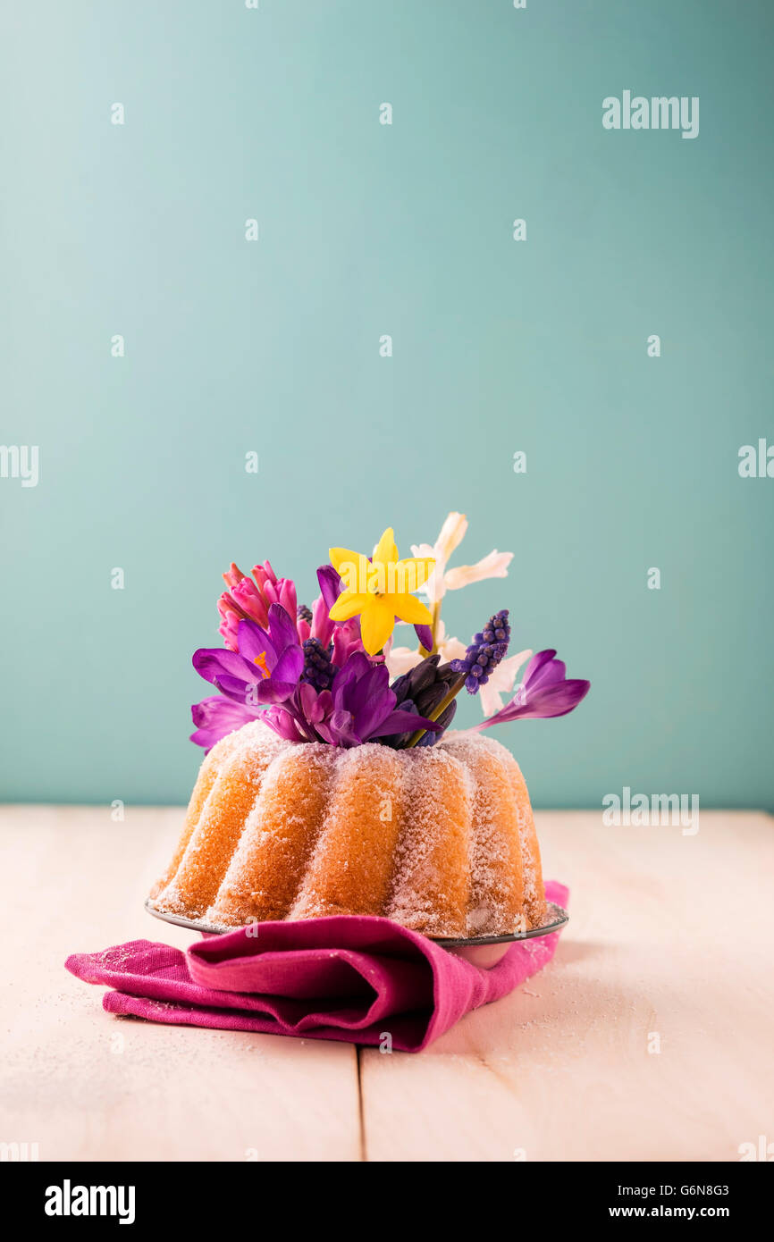 Gâteau anneau avec différentes fleurs de printemps Banque D'Images