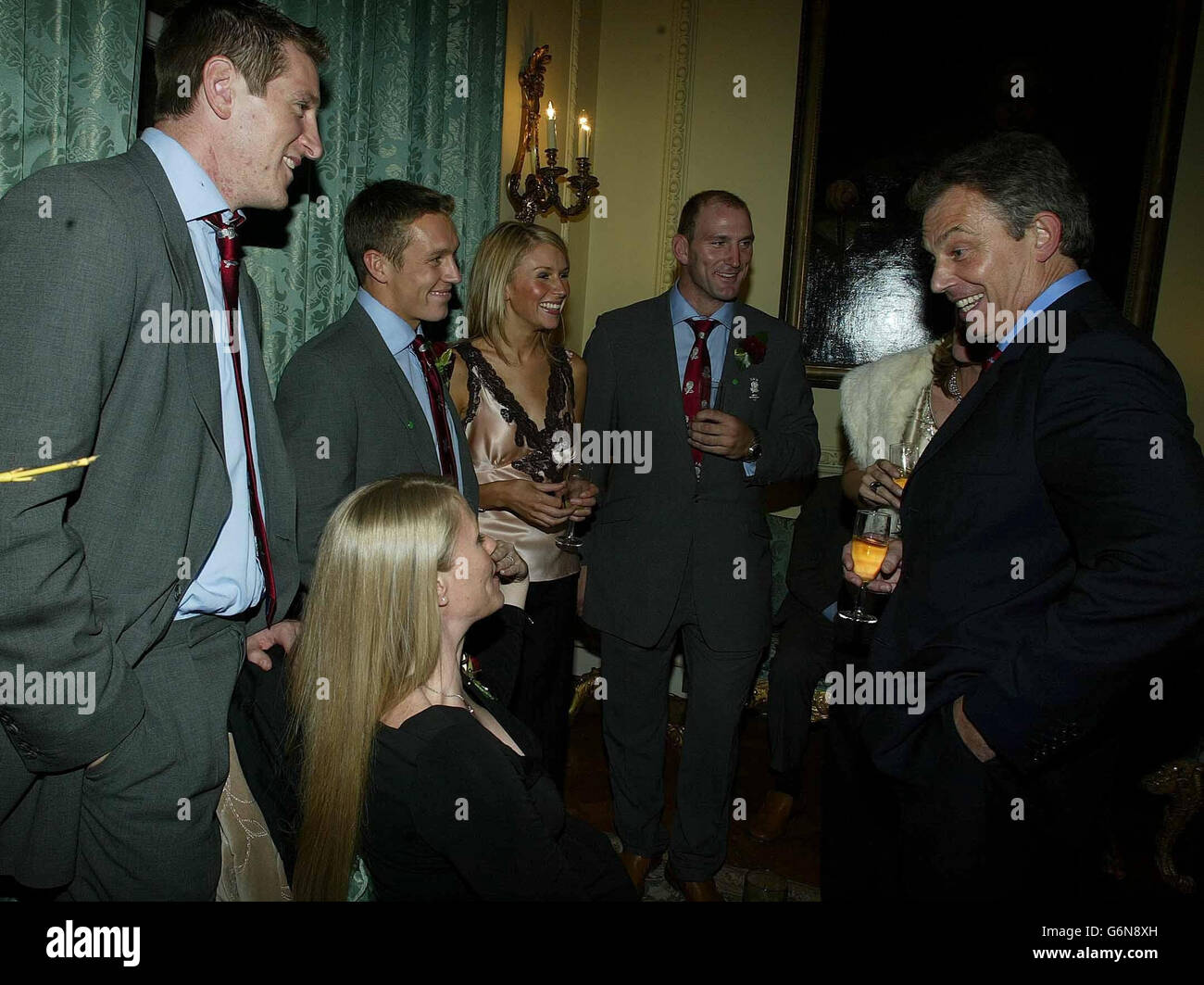 Le premier ministre Tony Blair rencontre (l-r) Will Greenwood et sa femme Caroline (assise), Jonny Wilkinson, sa petite amie Diana Stewart et Laurence Dallaglio et sa partenaire Alice Corbett (cachée), à Downing Street, à Londres. Downing Street a confirmé ce soir que d'autres ministres présents à la réception étaient le vice-premier ministre John Prescott, le secrétaire à l'éducation Charles Clarke, la secrétaire à la Culture Tessa Jowell, le ministre des Sports Richard Caborn et le chancelier Gordon Brown. Banque D'Images