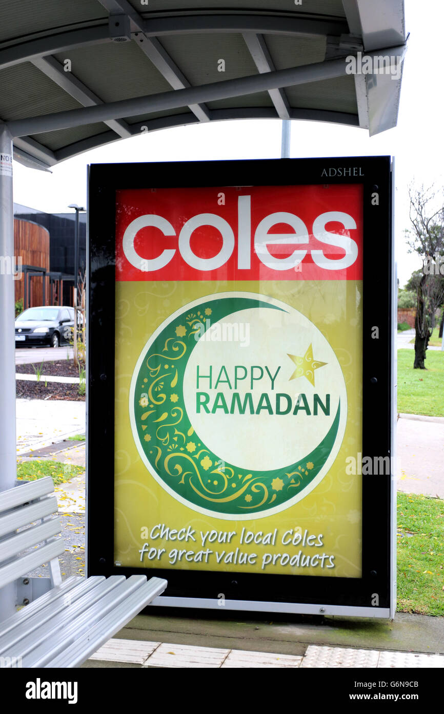 Joyeux Ramadan accueil à arrêt de bus local à partir de Coles, supermarché local de Victoria de Melbourne Australie Banque D'Images