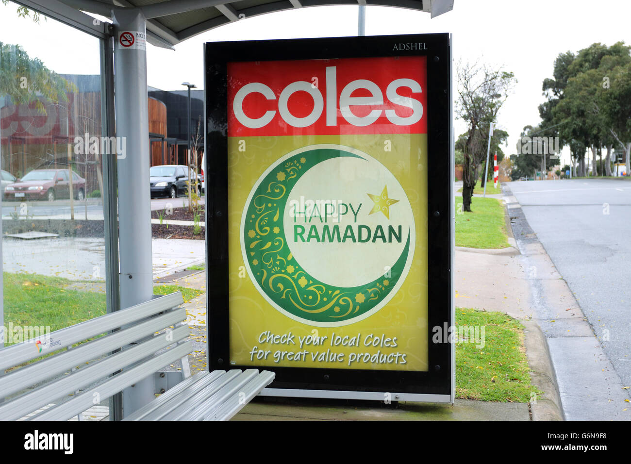 Joyeux Ramadan accueil à arrêt de bus local à partir de Coles, supermarché local de Victoria de Melbourne Australie Banque D'Images