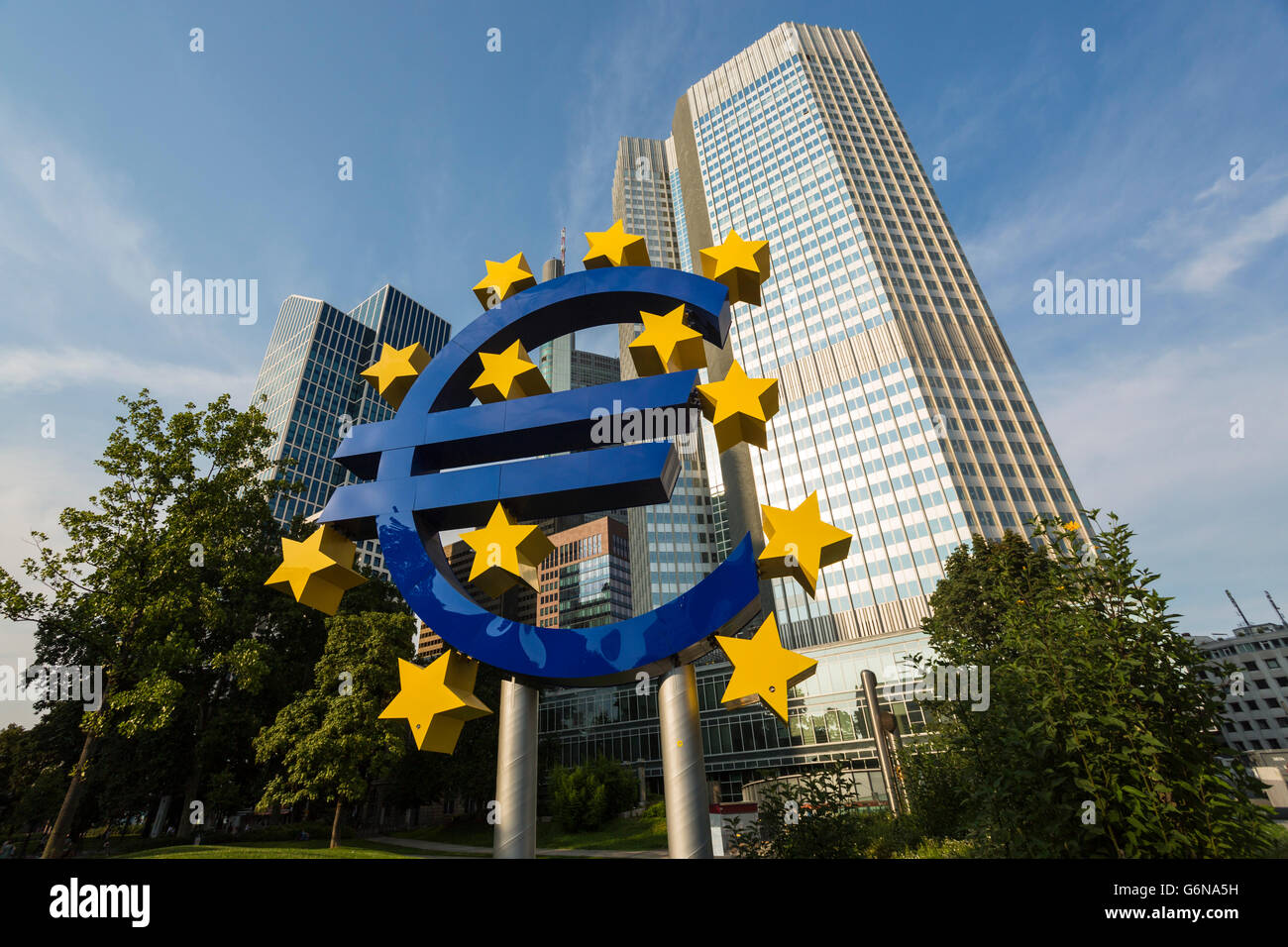 Allemagne, Francfort, grand symbole de l'Euro et gratte-ciel de la Banque centrale européenne dans l'arrière-plan Banque D'Images