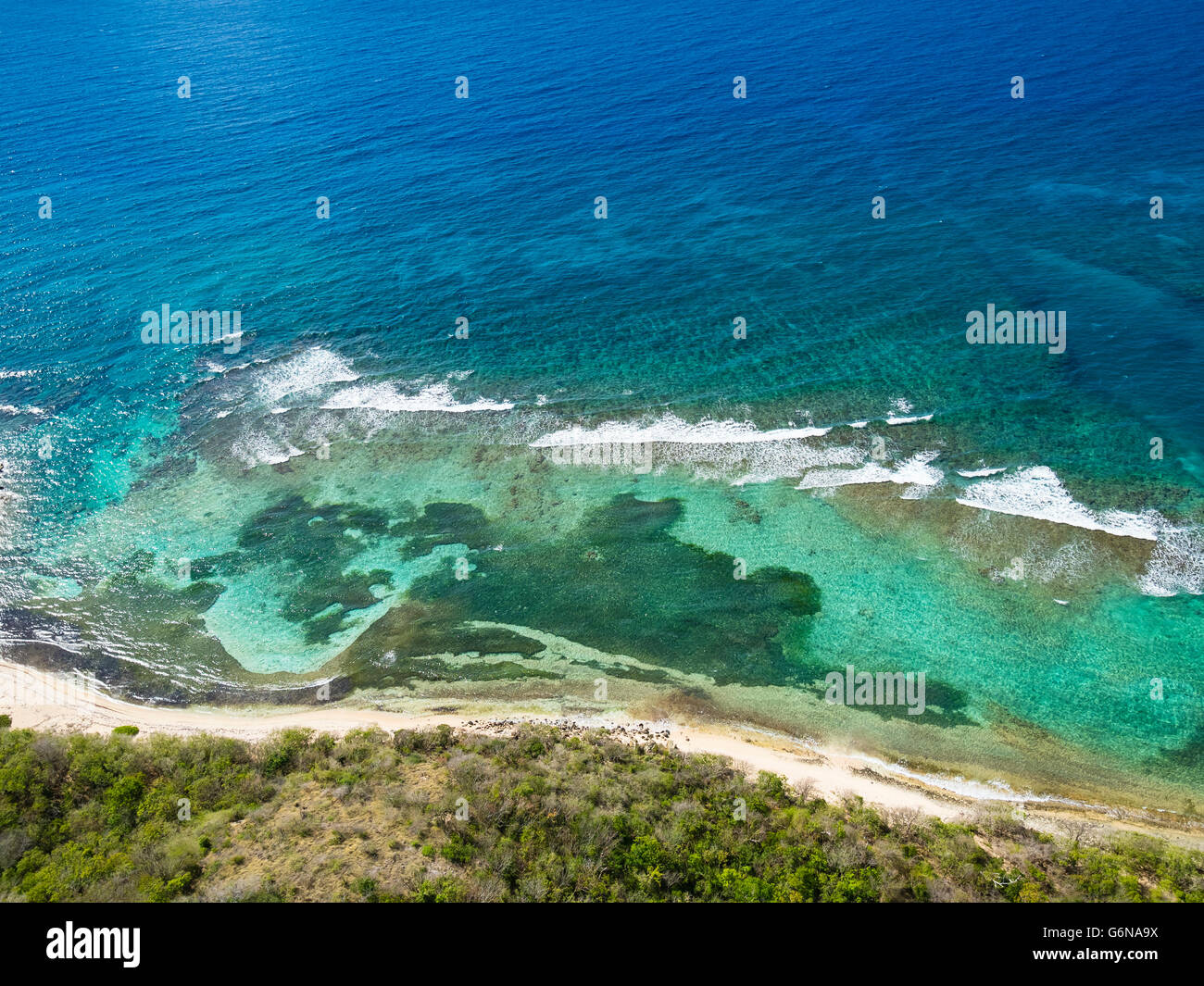 Antilles, Antigua-et-Barbuda, Antigua, vue aérienne, riffs de corail en face de Morris Bay Banque D'Images