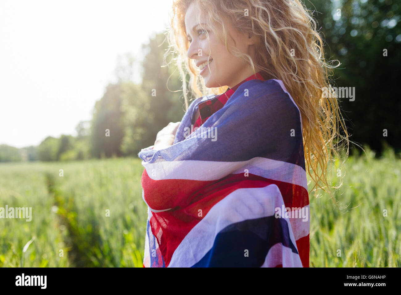 Portrait of smiling woman with Union Jack dans la nature Banque D'Images