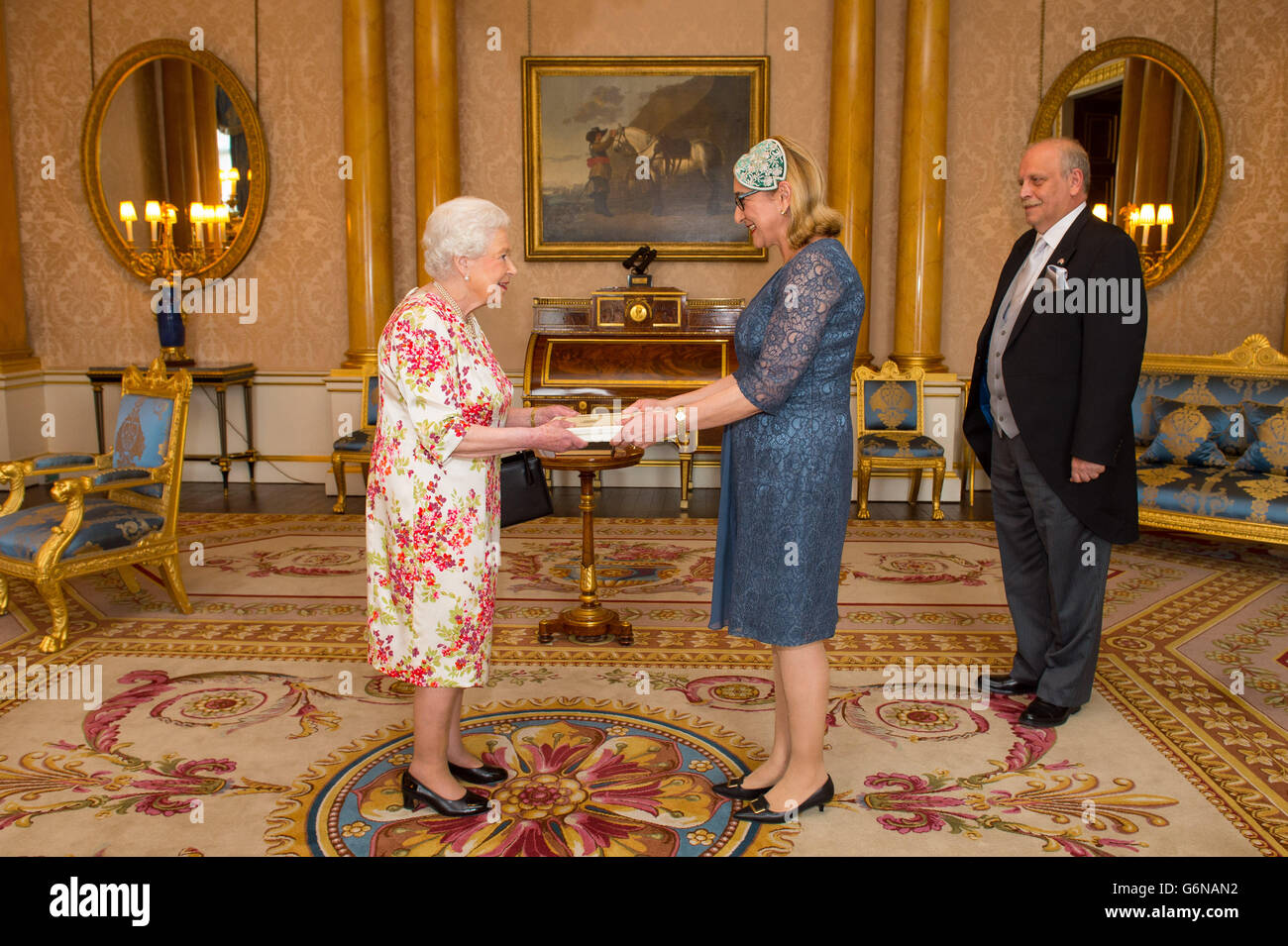 L'Ambassadeur de Géorgie Tamar Beruchashvili Rema et Gvamichava répond à la reine Elizabeth II lors d'une audience privée au palais de Buckingham, à Londres. Banque D'Images