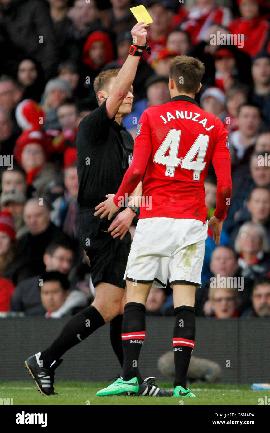 Adnan Januzaj de Manchester United est réservé pour la plongée par Referee Michael Jones Banque D'Images