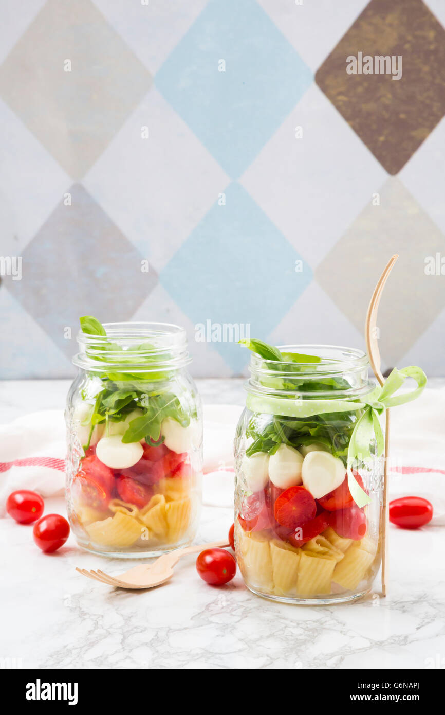 Salade de pâtes, Calabrese tomates, mozzarella, roquette et basilic dans les verres Banque D'Images