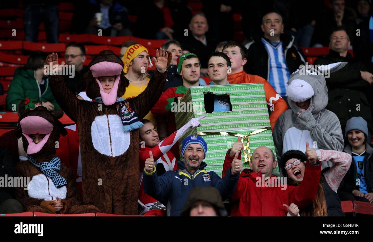 Les fans de Coventry City se sont vêtus de façon festive pour le match de la Sky Bet League One au County Ground, Swindon. Banque D'Images