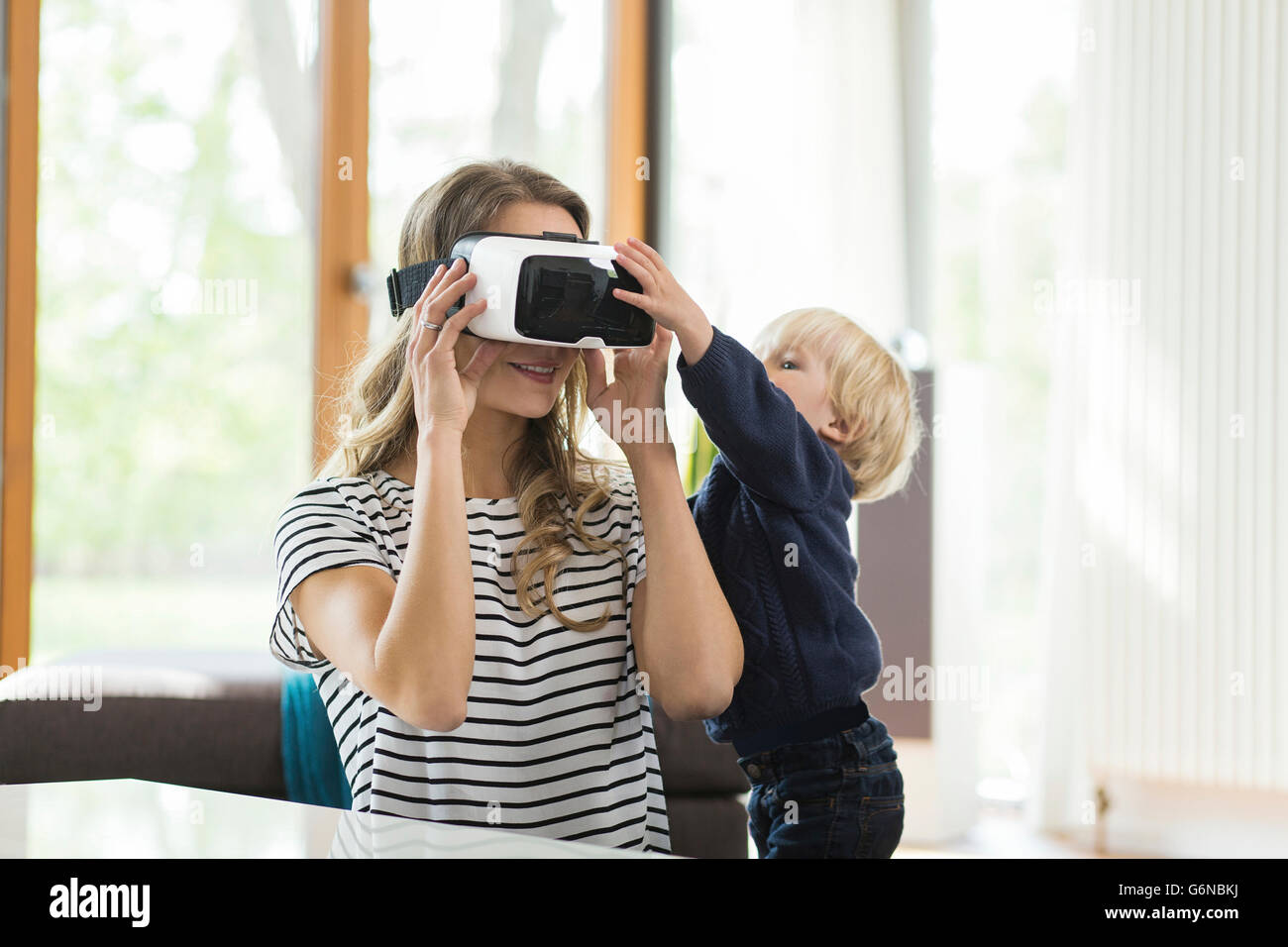 Mère avec fils portant des lunettes de réalité virtuelle Banque D'Images