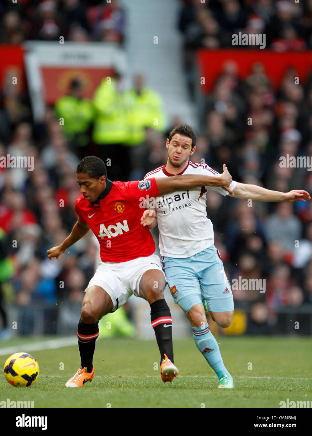 Football - Barclays Premier League - Manchester United / West Ham United - Old Trafford.Antonio Valencia de Manchester United (à gauche) et Matt Jarvis de West Ham United se battent pour le ballon Banque D'Images