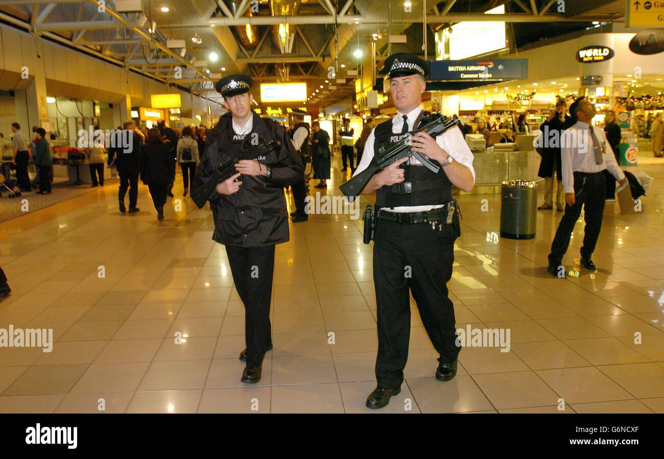 Des policiers armés patrouillent dans le terminal 4 de l'aéroport Heathrow de Londres, où le vol BA223 de British Airways à destination de Washington a été annulé pour des raisons de sécurité pour la deuxième journée consécutive. À la Saint-Sylvestre, le même vol a été gardé sur la piste pendant trois heures après l'atterrissage à l'aéroport international de Washington-Dulles afin de permettre aux agents de sécurité de monter à bord de l'avion et de poser des questions aux passagers. Banque D'Images