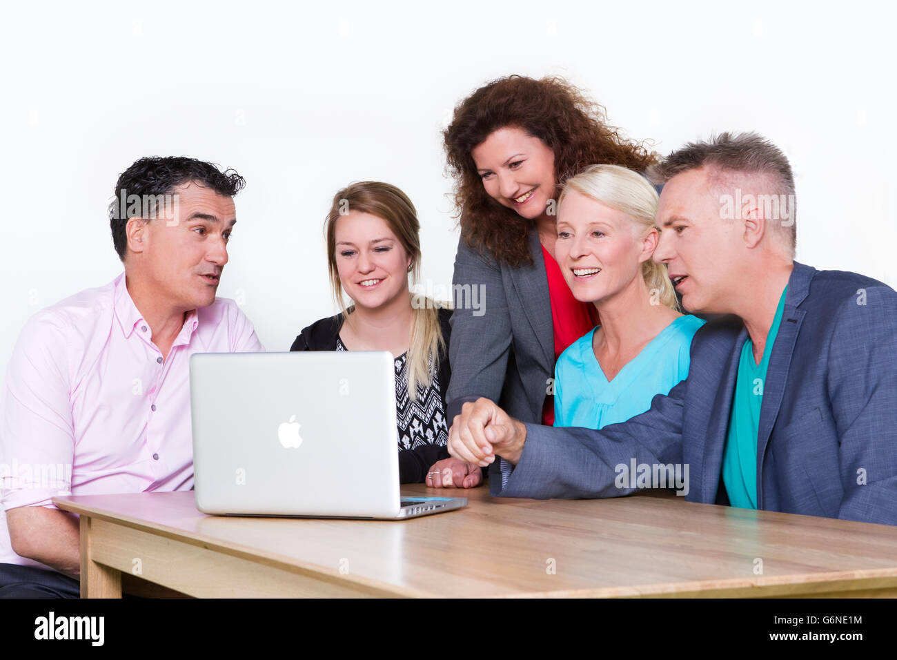 Happy businesspeople ensemble lors d'une réunion et parler à un écran d'ordinateur portable Banque D'Images