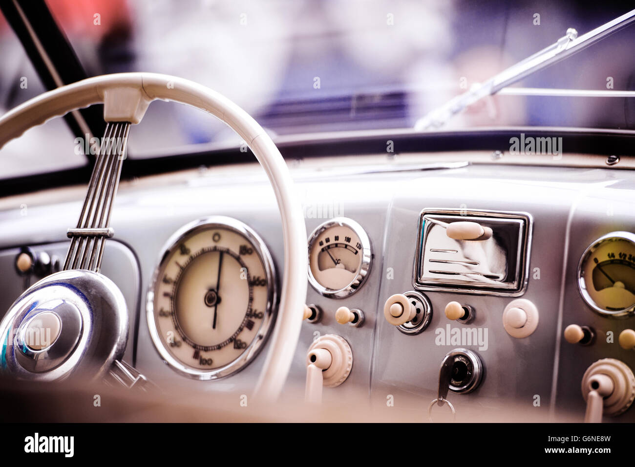 Close up of veteran voiture, planche de bord, pare-brise, le volant Banque D'Images