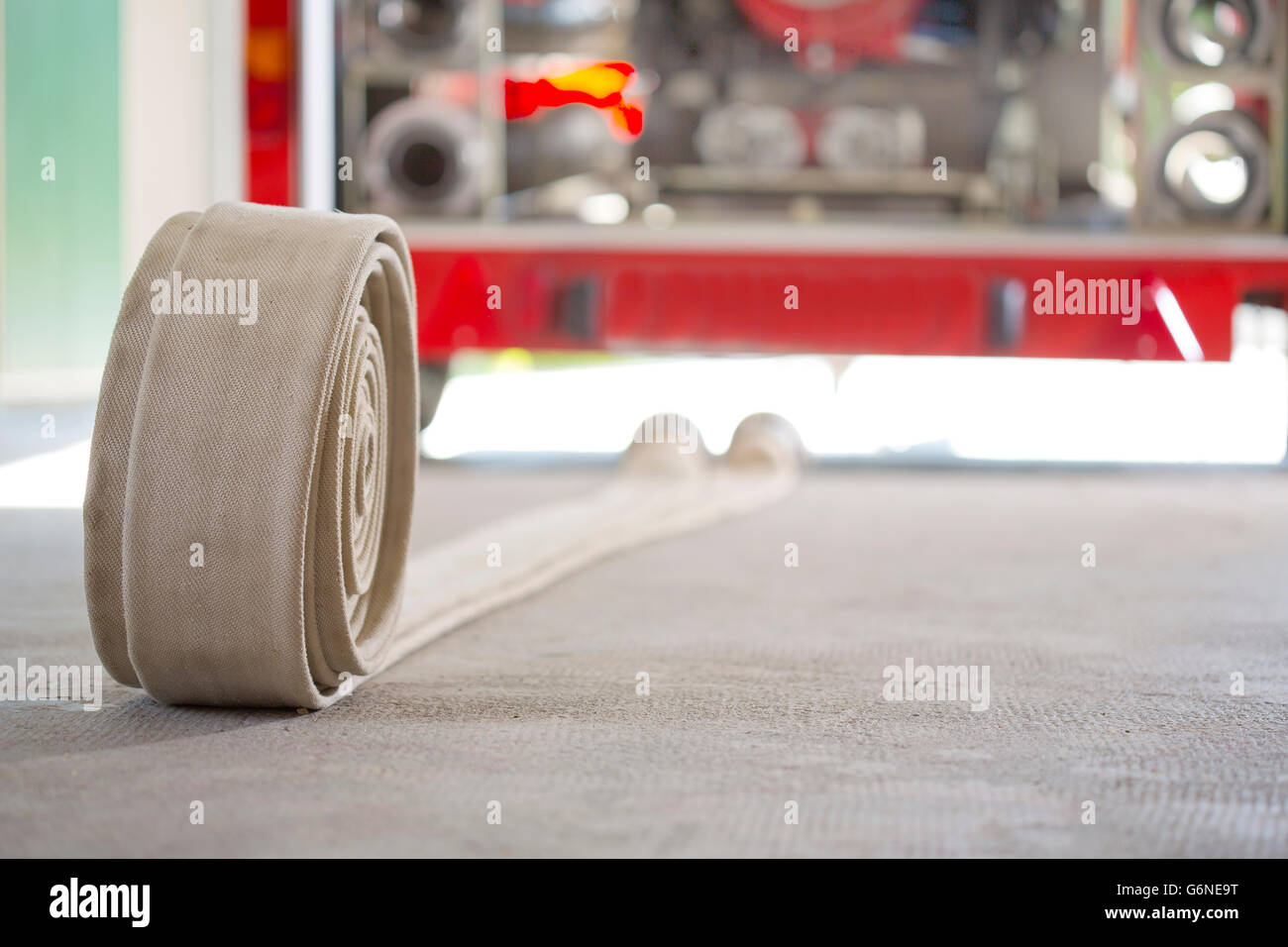 Le tuyau d'incendie sur le plancher de la chambre d'équipements sapeurs-pompiers Banque D'Images