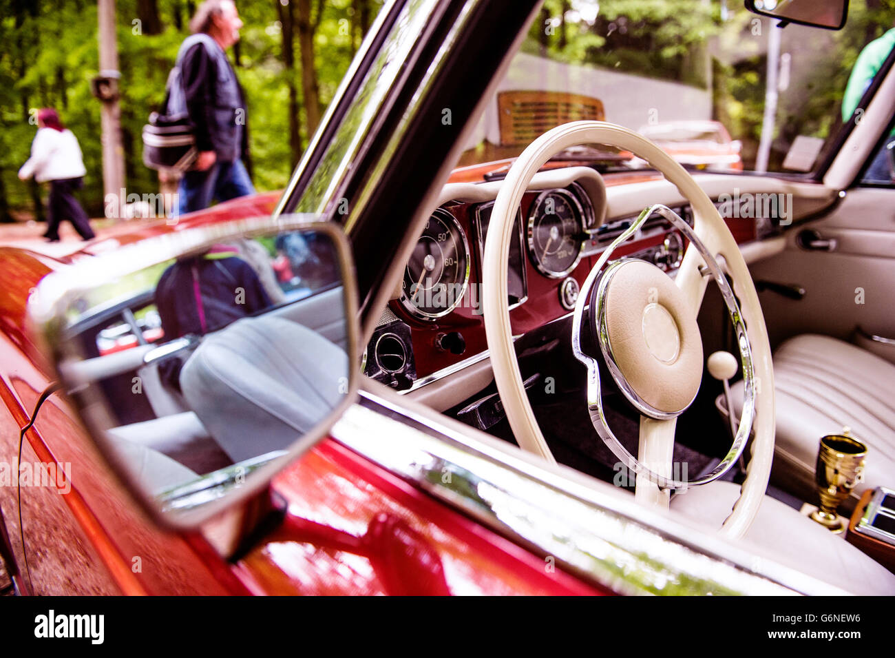 Close up of veteran voiture, planche de bord, volant, rétroviseurs mir Banque D'Images