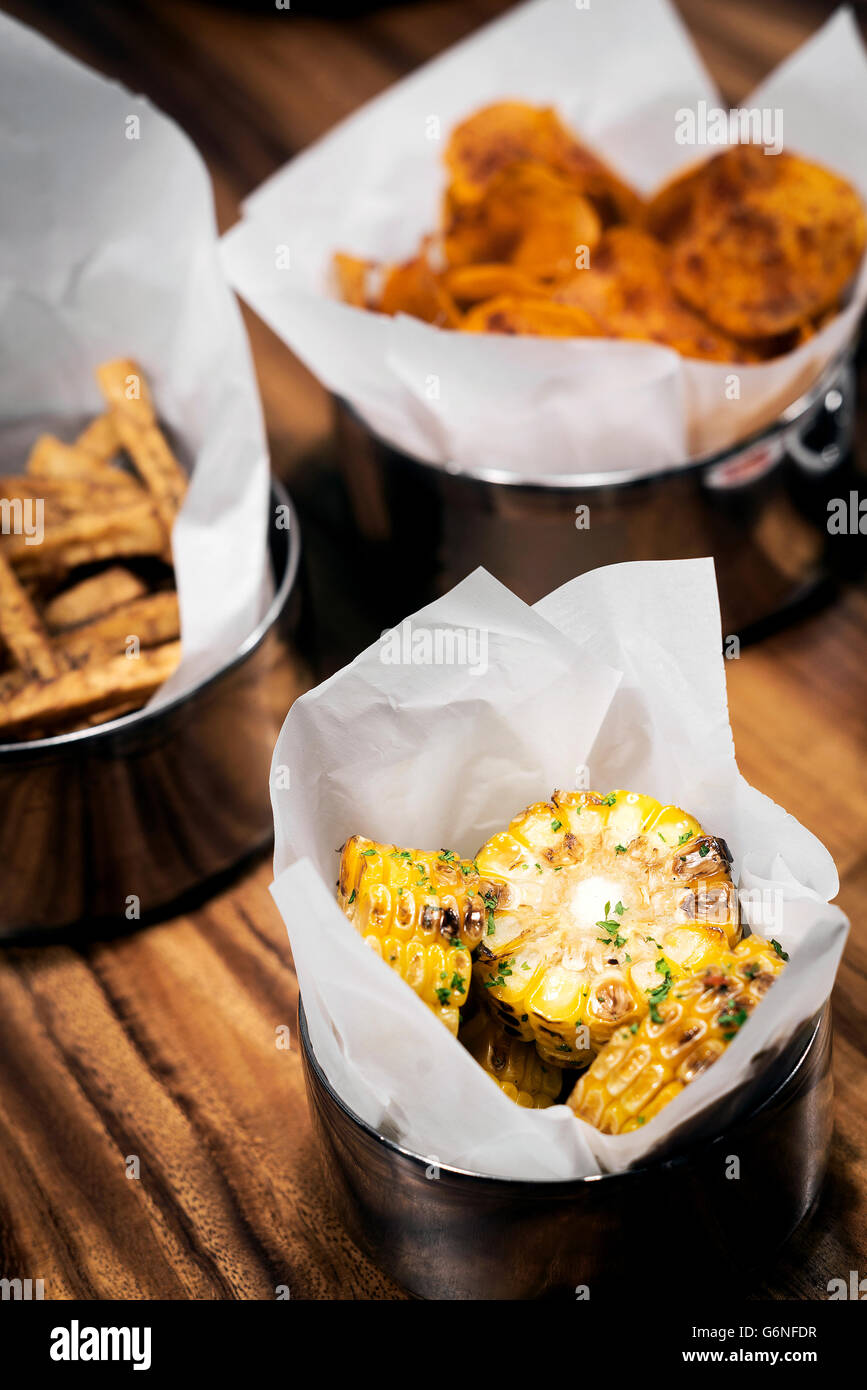 Barbecue grillé maïs doux et chips snacks de bar set Banque D'Images