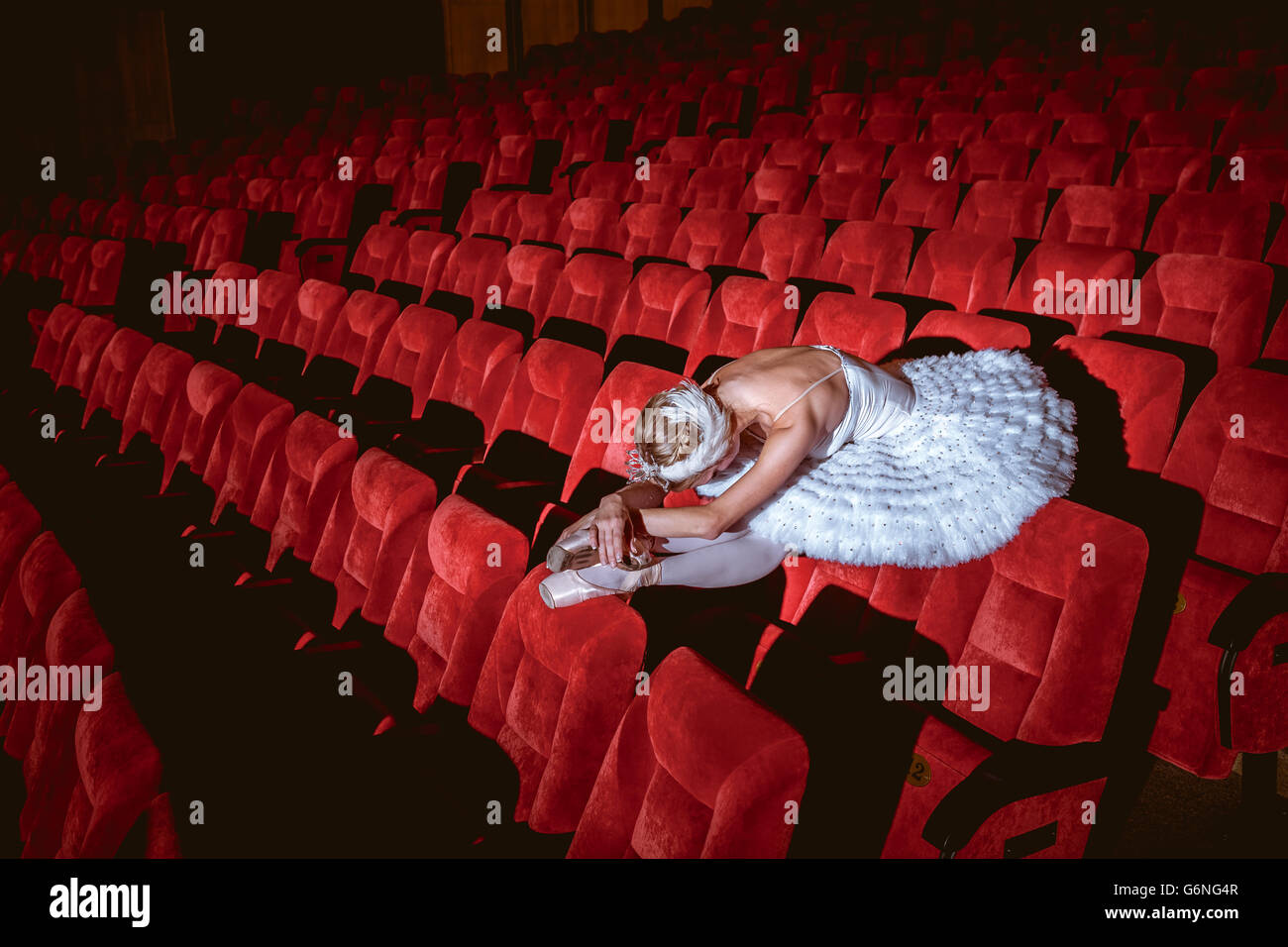 Ballerine assis dans le théâtre vide Banque D'Images