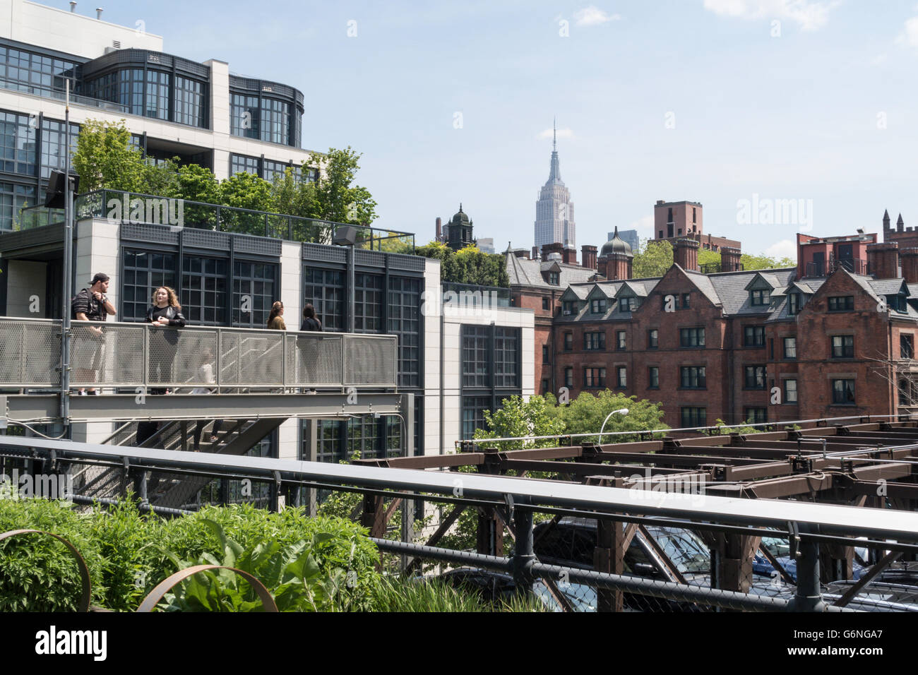Les visiteurs sur le point d'accès, le parc High Line, NYC Banque D'Images