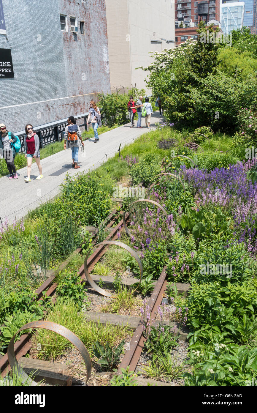 Les visiteurs appréciant la ligne haute Park, NYC Banque D'Images