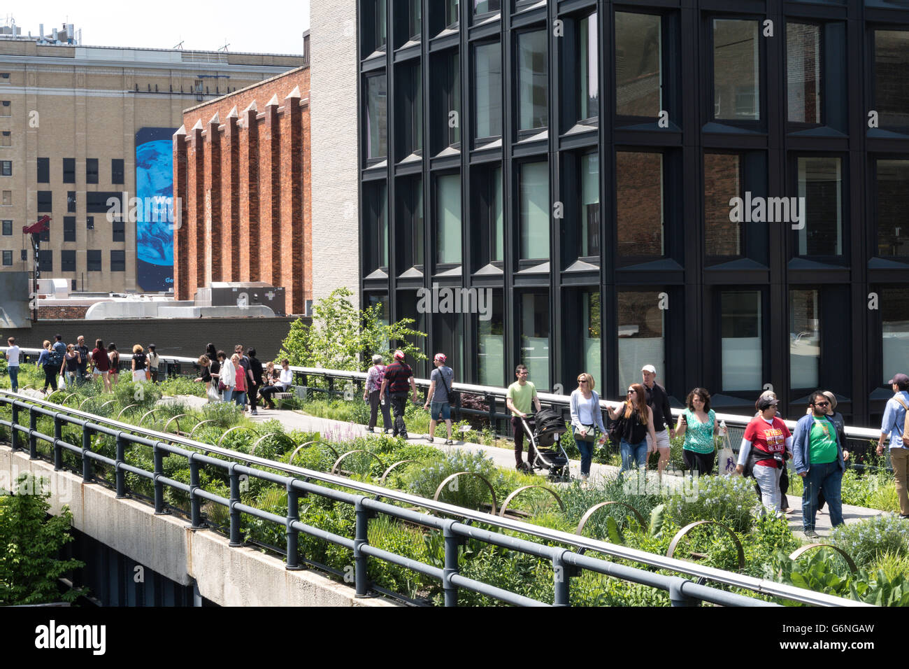 Les visiteurs appréciant la ligne haute Park, NYC Banque D'Images