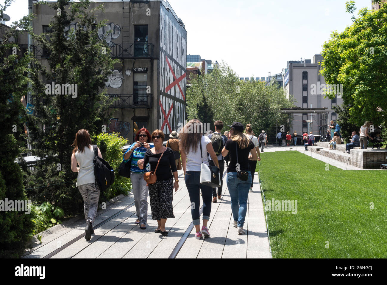 Les visiteurs appréciant la ligne haute Park, NYC Banque D'Images