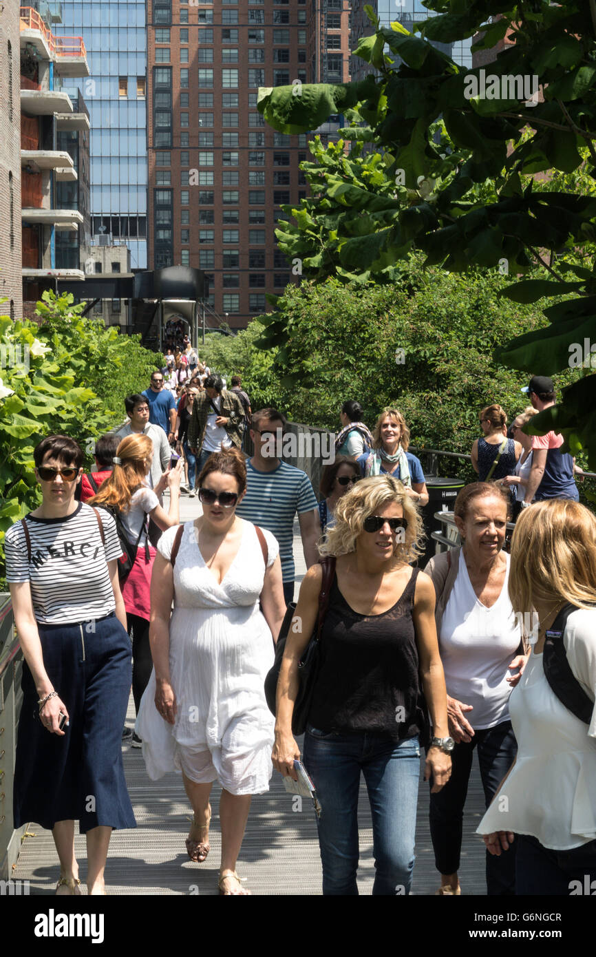 Les visiteurs appréciant la ligne haute Park, NYC Banque D'Images