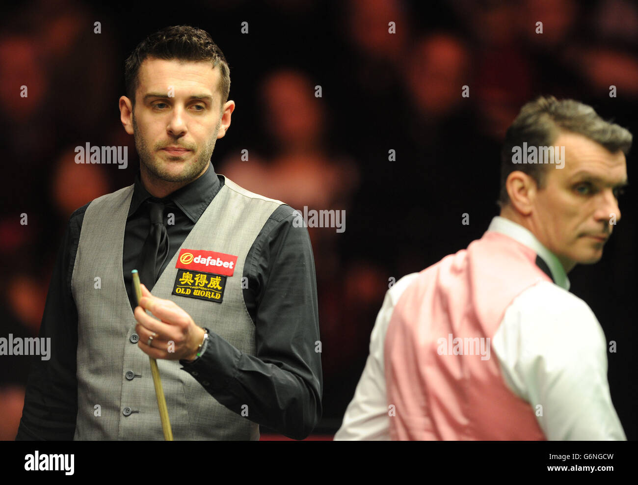 Mark Selby (à gauche) et Mark Davis (à droite) pendant les Masters Dafabet 2014 au Palais Alexandra, Londres. Banque D'Images