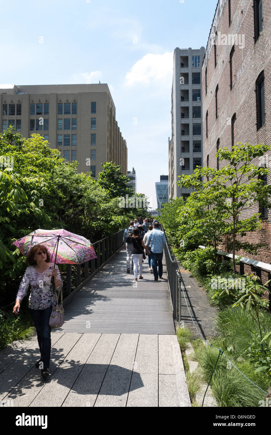 Les visiteurs appréciant la ligne haute Park, NYC Banque D'Images
