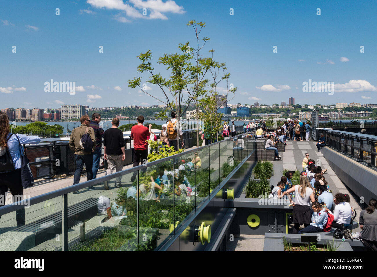 Les visiteurs appréciant la ligne haute Park, NYC Banque D'Images