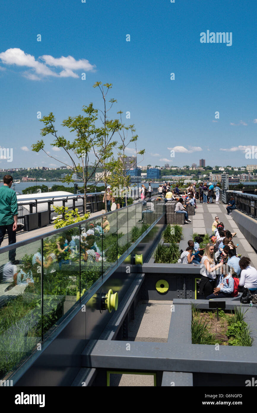 Les visiteurs appréciant la ligne haute Park, NYC Banque D'Images