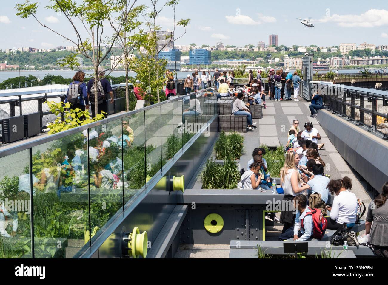 Les visiteurs appréciant la ligne haute Park, NYC Banque D'Images