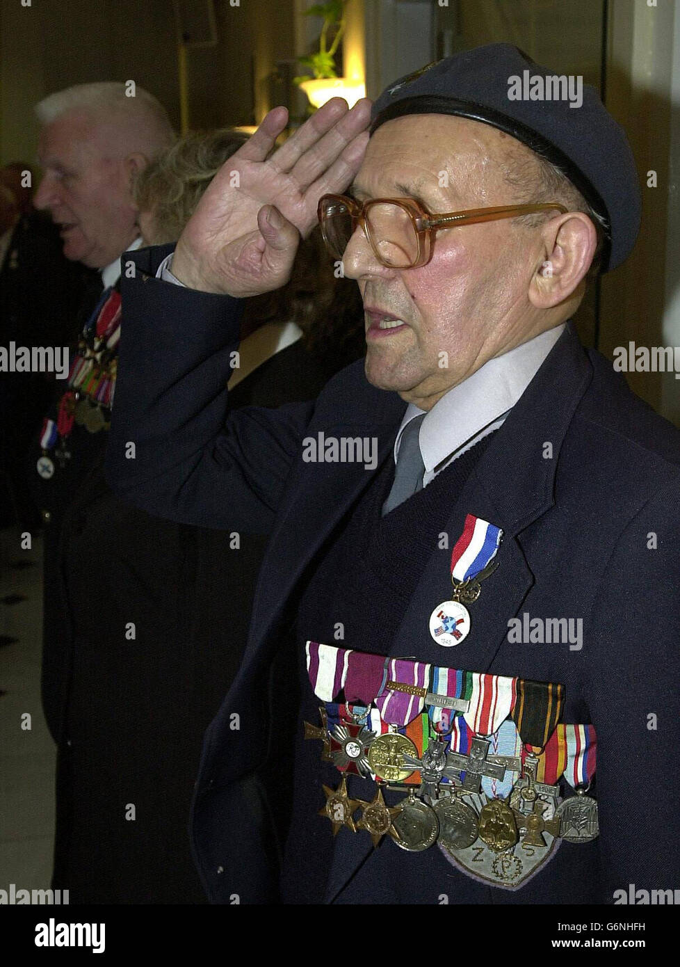 Aleksander Kochalski, vétéran de la guerre polonaise, salue après avoir reçu une médaille à l'ambassade des pays-Bas à Londres, reconnaissant la contribution des forces polonaises à la libération des pays-Bas pendant la Seconde Guerre mondiale. Banque D'Images