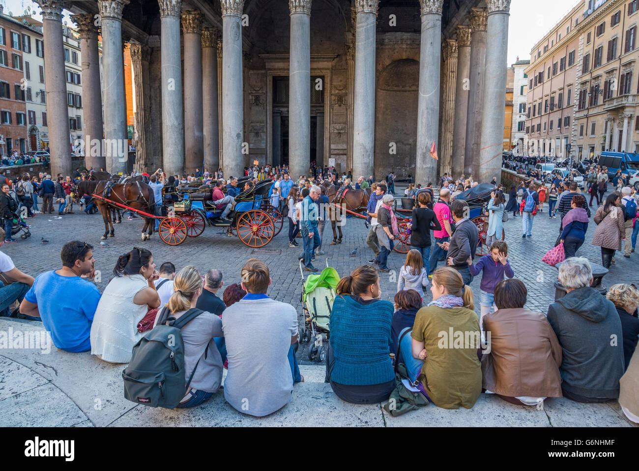 Dans touristst avant du Panthéon, Piazza della Rotonda, Rome Banque D'Images
