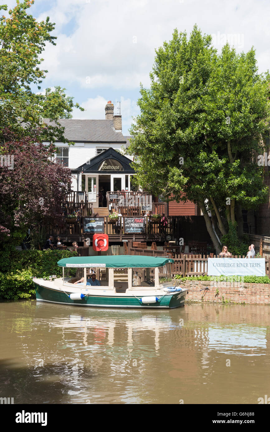 Le jardin arrière du Boathouse pub sur la rivière Cam Cambridge UK avec boatrips Banque D'Images