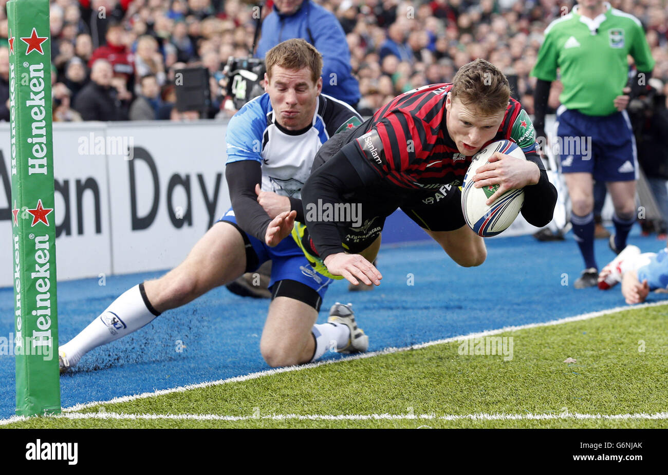 Rugby Union - Heineken Cup - Pool Three - Saracens / Connacht Rugby - Barnett Copthall.Chris Ashton de Saracens (à droite) marque un essai lors de la Heineken Cup, le Pool Three Match à Barnett Copthall, Londres. Banque D'Images
