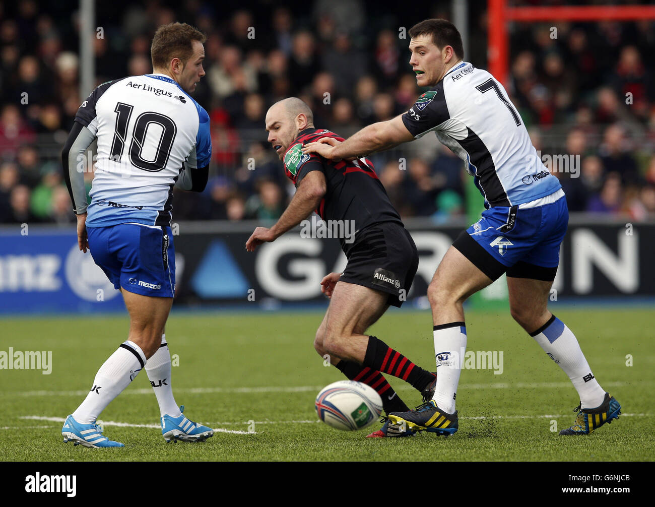 Charlie Hodgson (au centre) de Saracens est repoussé du ballon par Jake Heenan (à droite) de Connacht pendant le match de la Heineken Cup, Pool Three à Barnett Copthall, Londres. Banque D'Images