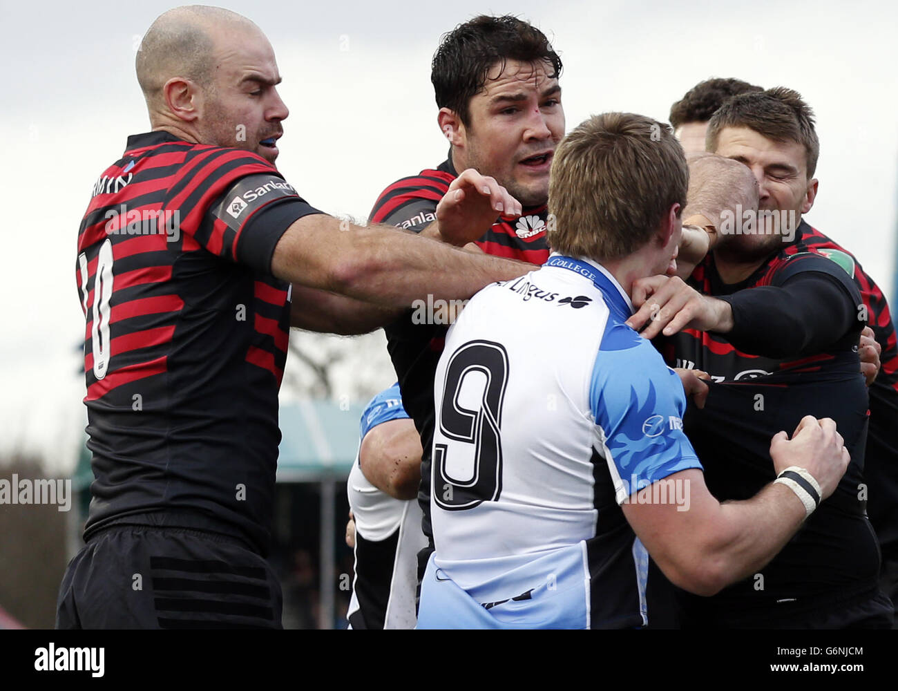 Rugby Union - Heineken Cup - Pool Three - Saracens / Connacht Rugby - Barnett Copthall.Les joueurs se battent après la troisième tentative de Saracens pendant la Heineken Cup, le match Pool Three au Barnett Copthall, Londres. Banque D'Images