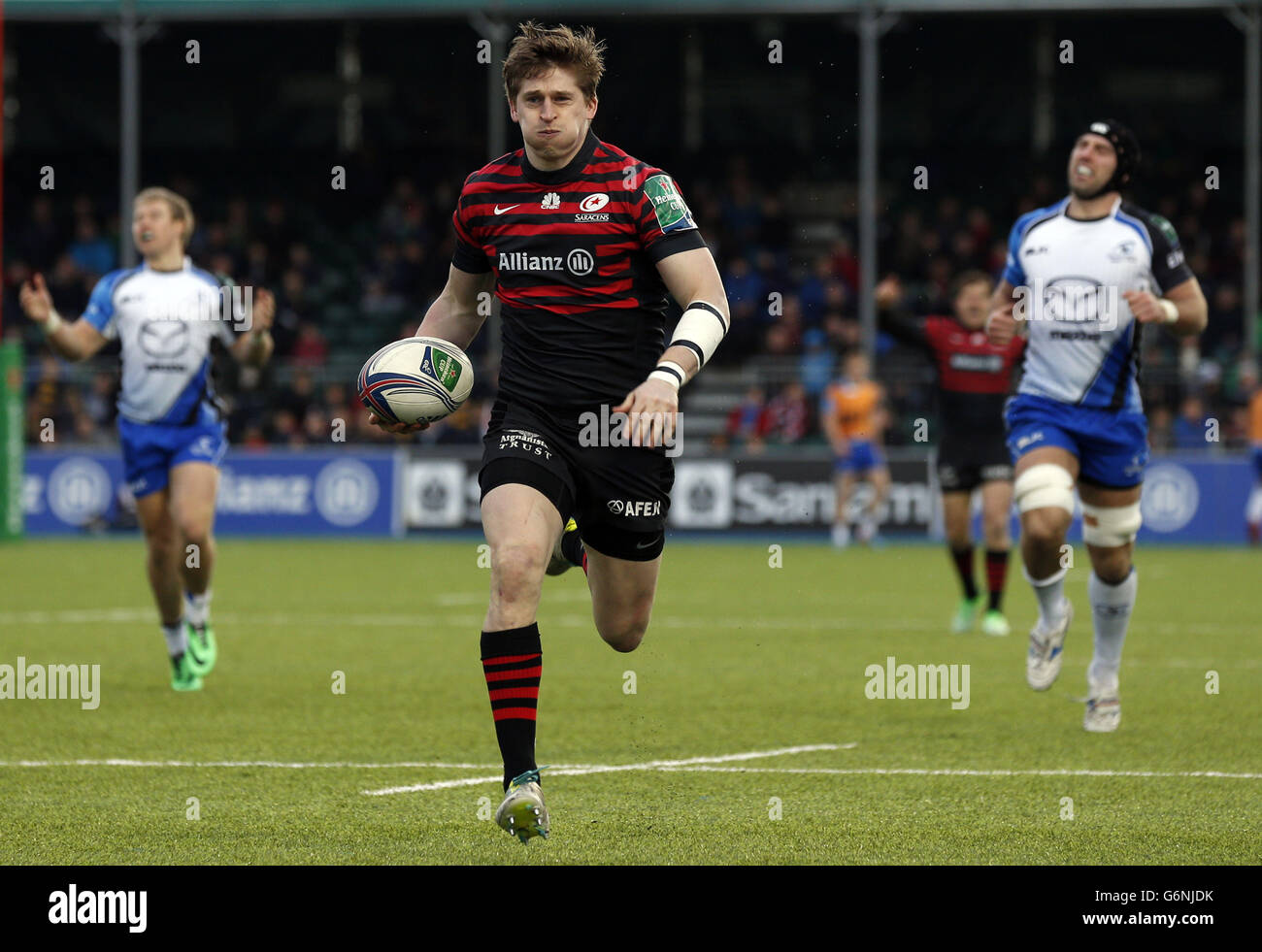 David Strettle de Saracens court vers la ligne d'essai pour marquer pendant la coupe Heineken, le match Pool Three à Barnett Copthall, Londres. Banque D'Images