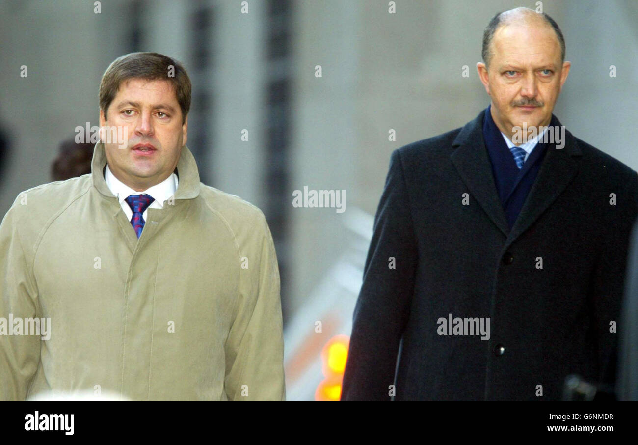 L'inspecteur en chef du détective Andy Hebb (L) et le surintendant en chef du détective temporaire Chris Stevenson arrivent au Old Bailey, à Londres.Le jury du procès pour meurtre de Soham a été envoyé aujourd'hui pour examiner ses verdicts pour une deuxième journée.Ian Huntley, 29 ans, ancien gardien de Soham Village College, nie le meurtre de Holly Wells et de Jessica Chapman le dimanche 4 août de l'année dernière, mais a admis une seule accusation de conspiration pour pervertir le cours de la justice. Banque D'Images