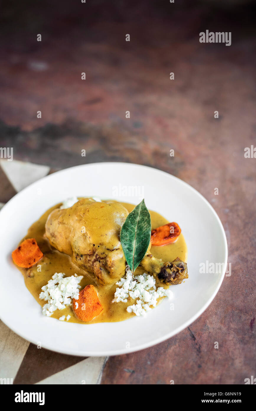 Poulet au curry jaune doux cuisine asiatique fusion contemporaine moderne Banque D'Images