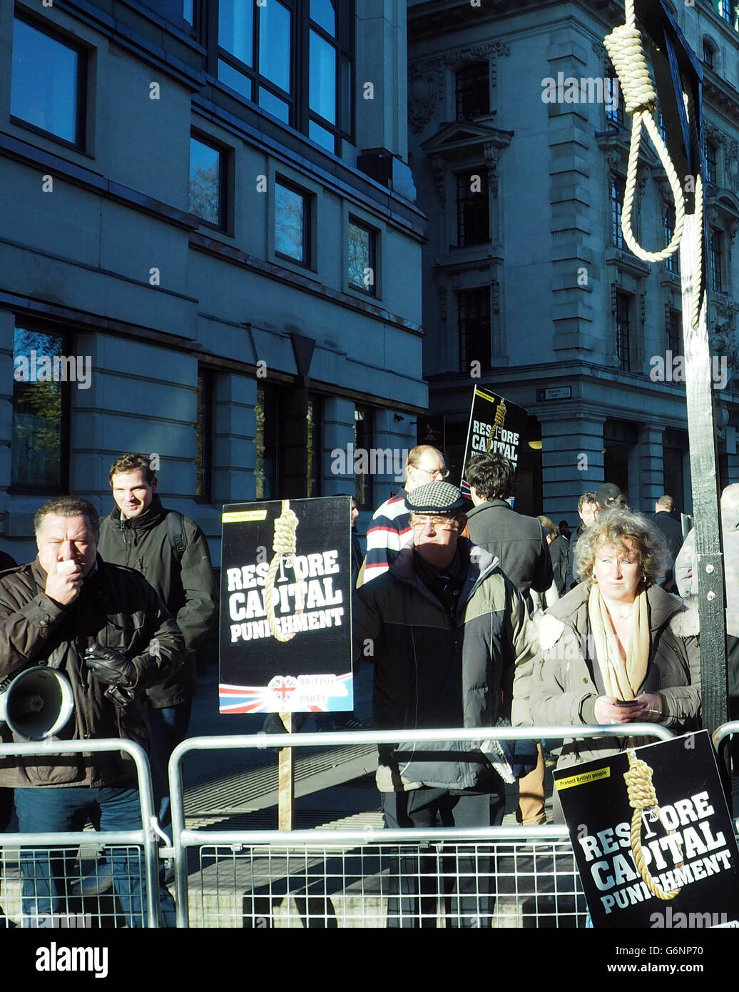 Les manifestants pour le rétablissement de la peine capitale se trouvent à l'extérieur de Old Bailey, attendant que le verdict soit rendu dans le procès de Michael Adebolajo et de Michael Adebowale, qui étaient en cours de jugement pour le meurtre de Fusilier Lee Rigby. Banque D'Images